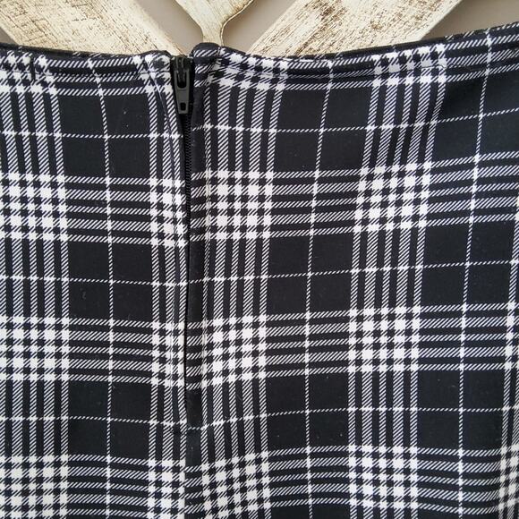 Jinx Women's Junior Ruffle Hem Plaid Skirt in Black & White Size Medium - Picture 5 of 5